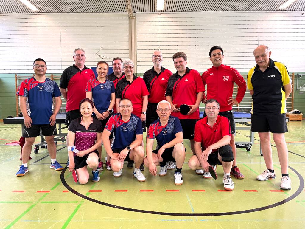 Die Herausforderer des SVG, in den roten Trikots, haben sich spektakuläre Ballwechsel mit den Sportsfreundinnen und Sportsfreunden des DCTT geliefert.