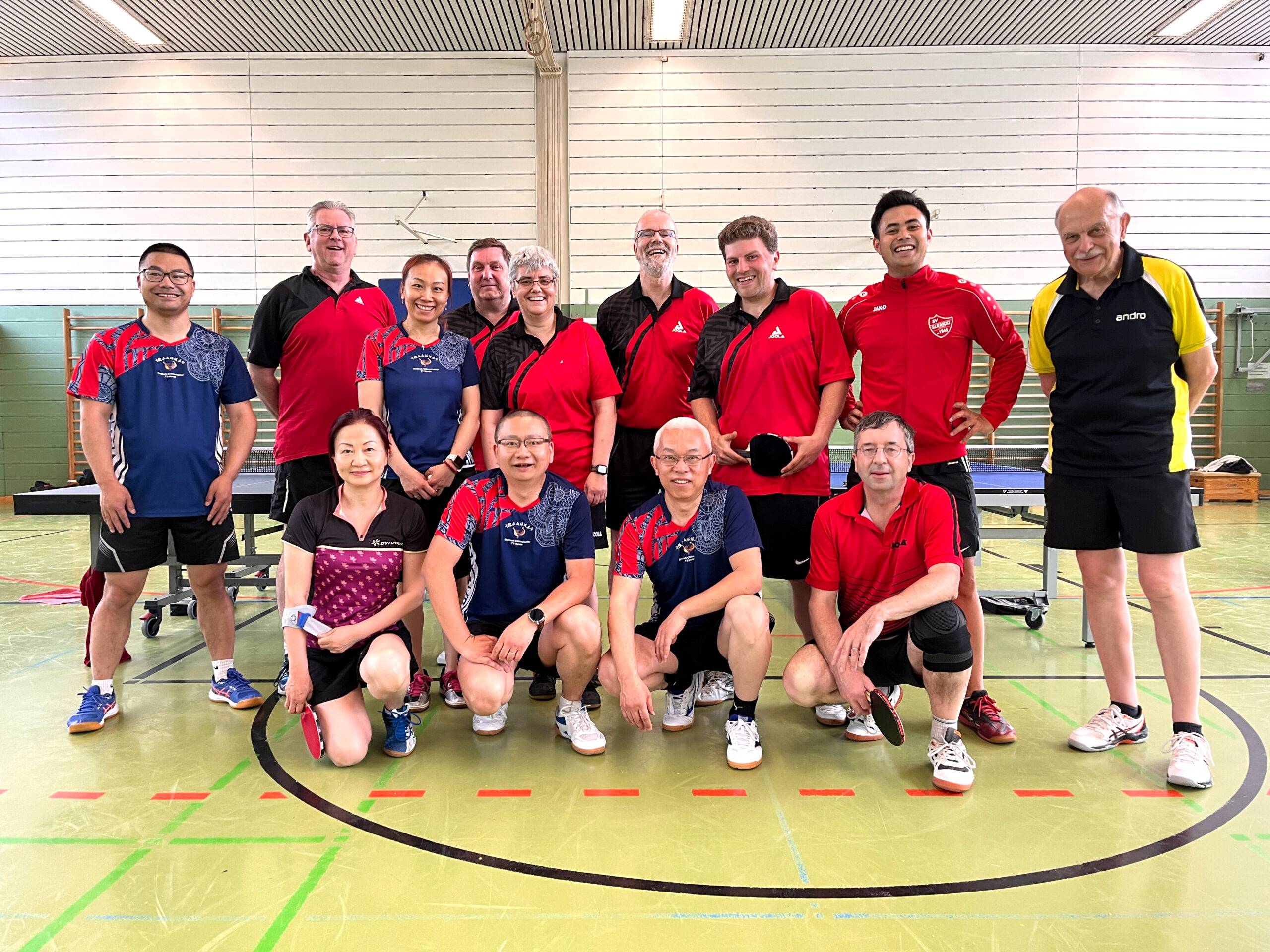 Die Herausforderer des SVG, in den roten Trikots, haben sich spektakuläre Ballwechsel mit den Sportsfreundinnen und Sportsfreunden des DCTT geliefert.